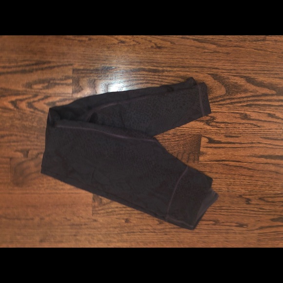 LuLu Lemon Snake print Navy leggings! - Picture 2 of 4